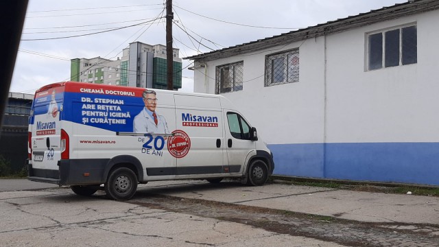 ALERTĂ într-un DEPOZIT cu produse de CURĂŢENIE. O femeie a fost dusă la SPITAL