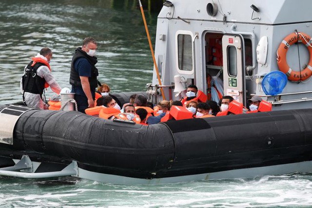Migranţii încearcă în continuare să traverseze Canalul Mânecii. 18 persoane salvate de la înec