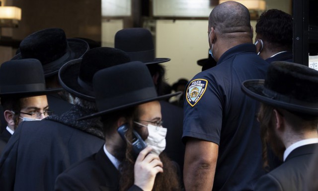 New York: O sinagogă a fost amendată cu 15.000 de dolari după o nuntă hasidică cu mii de participanţi