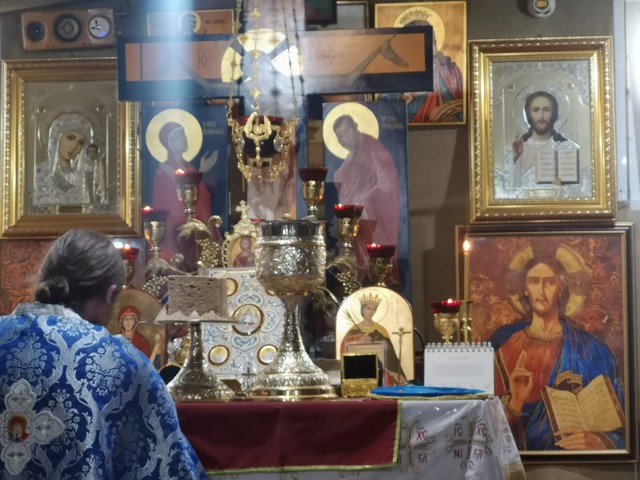 SLUJBĂ la biserica din TOMIS PLUS, SPARTĂ de polițiști și jandarmi: enoriașii, fără MĂȘTI