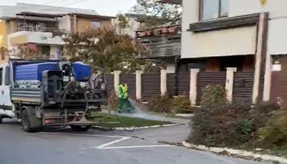 VIDEO! Trotuarele Constanței, SPĂLATE cu DETERGENT