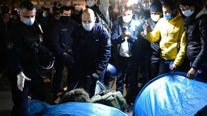 Tabără de migranţi din Paris, evacuată cu tiruri de gaze lacrimogene