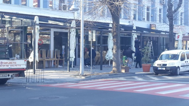 Proprietarii TERASELOR amenajate ABUZIV au ÎNCEPUT DEMOLAREA