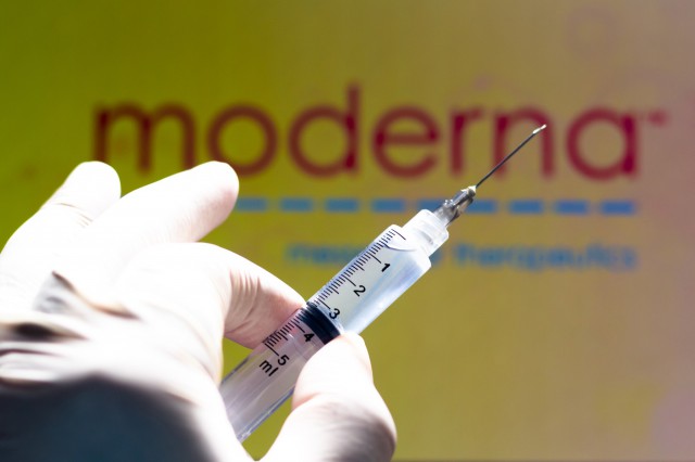 Coronavirus: Compania Moderna a depus luni cererea de autorizare a vaccinului său în Statele Unite şi în UE