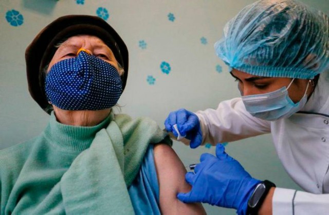 Coronavirus: Rusia reia vaccinarea noilor voluntari în cadrul testelor pentru vaccinul împotriva COVID-19