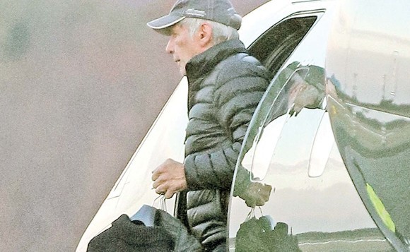 Harrison Ford își ia fiul de la școală cu avionul