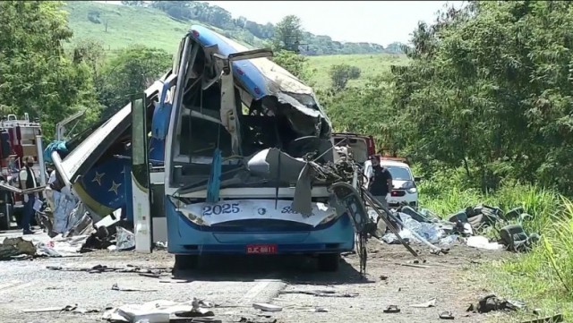 Brazilia: Cel puţin 37 de morţi şi 15 răniţi în urma unei coliziuni între un autocar şi un camion