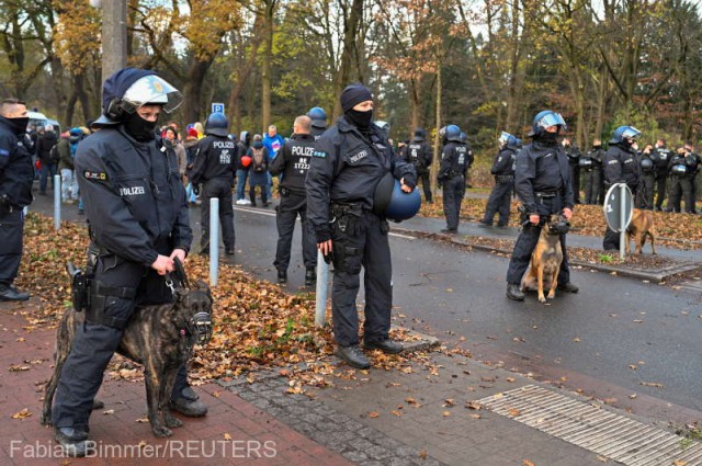 Germania: Sute de oameni au format un lanţ uman pentru a protesta împotriva cheltuielilor militare