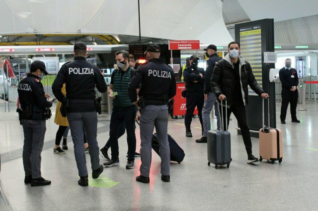 Italia limitează deplasările pentru sărbători
