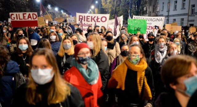 Polonia: Protestele împotriva interdicţiei avortului au fost reluate