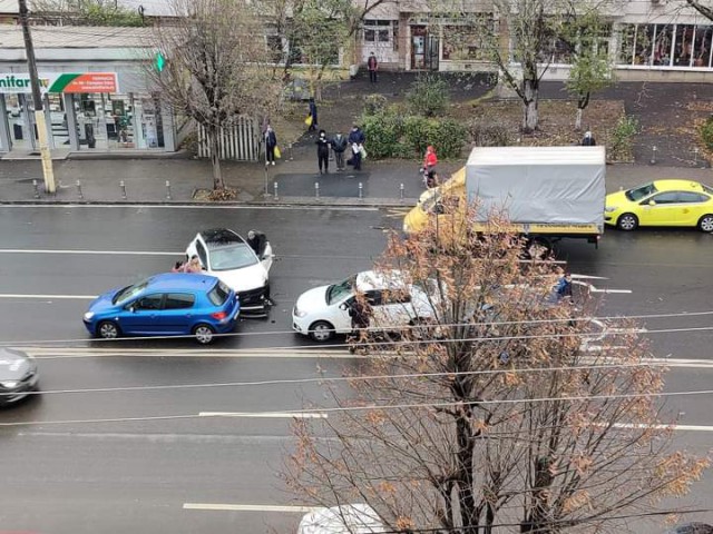 CARAMBOL în zona EDEN: 4 maşini IMPLICATE