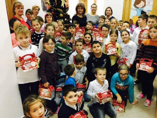 Copiii din Mihail Kogălniceanu au primit cadouri de Moş Nicolae