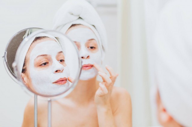 Măști naturale pentru tenul matur: ce ingrediente să alegi