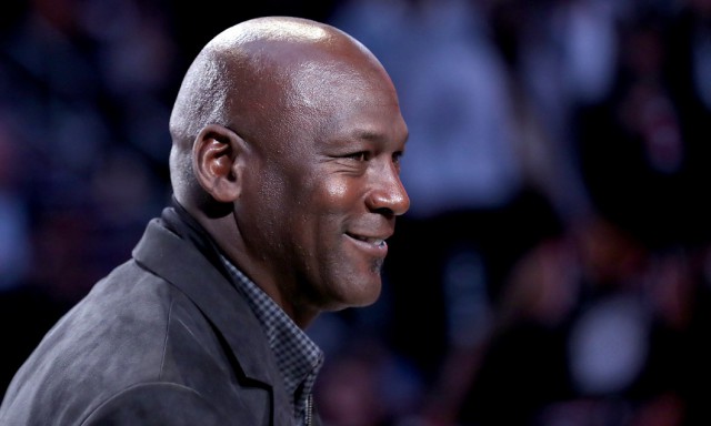 Suma amețitoare cu care a fost vândut un tricou purtat de Michael Jordan