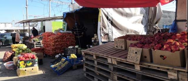 JALE la TÂRGUL de legume-fructe. Pieţarii au ÎNCEPUT să ARUNCE MARFA