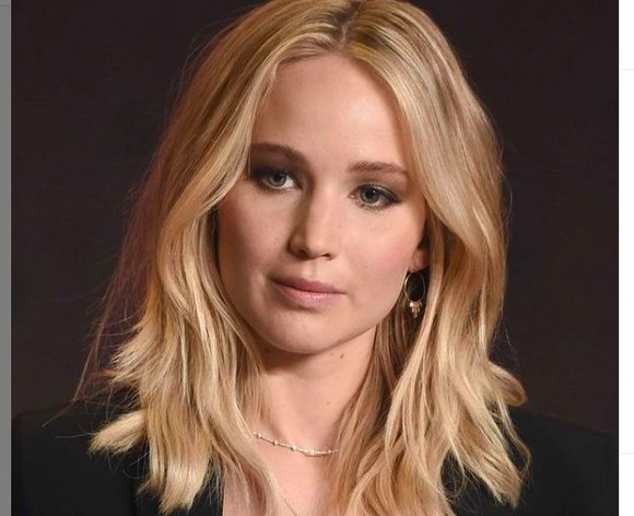 Tabăra de vară a familiei lui Jennifer Lawrence, mistuită de flăcări