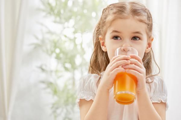 Un pahar de suc de fructe pe zi, sănătos pentru copii