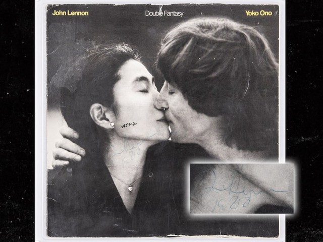Un album semnat de John Lennon pentru asasinul său, în urmă cu 40 de ani, scos la licitaţie