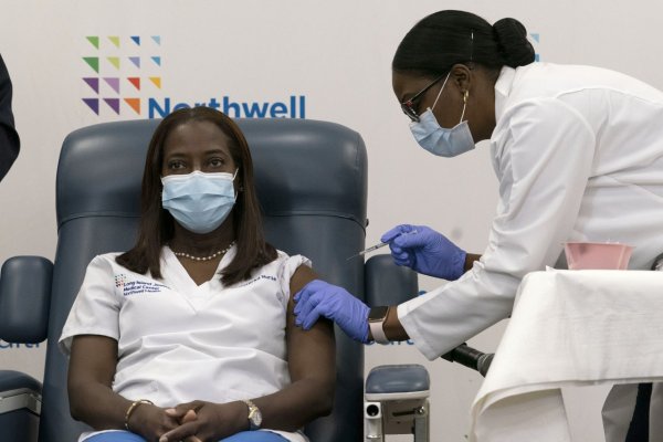 O asistentă medicală din New York, prima persoană vaccinată împotriva COVID-19 din Statele Unite