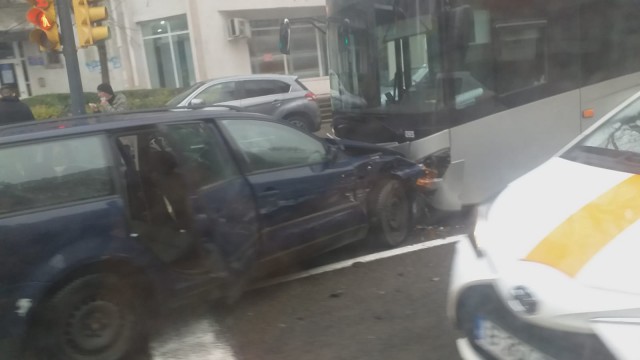 Accident pe bulevardul Ferdinand: Un AUTOTURISM a lovit un AUTOBUZ VIDEO