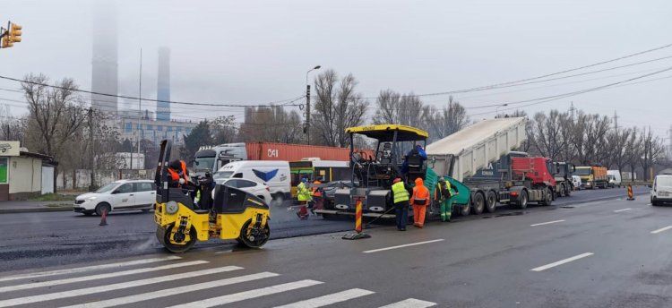 Atenție, șoferi! Se asfaltează carosabilul pe strada Industrială