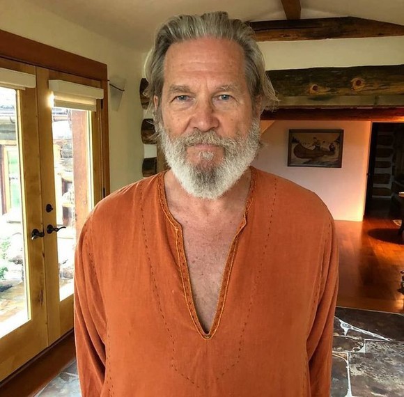 Jeff Bridges continuă lupta cu cancerul. Cum arată acum actorul ras în cap