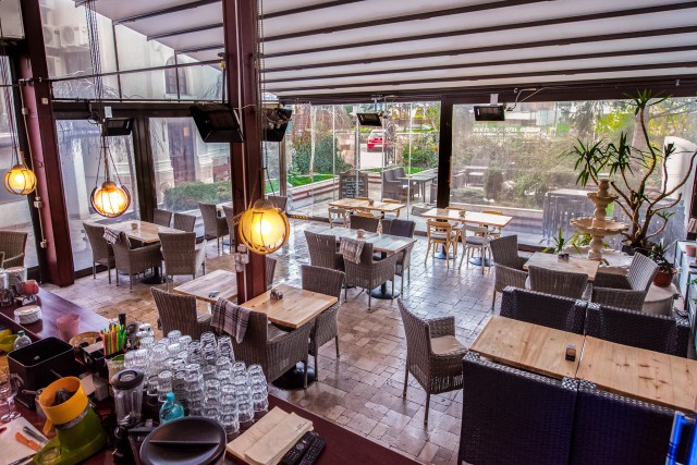 Cafeneaua Step Inside şi 20 de clienţi, AMENDAŢI pentru nerespectarea regulilor din carantină