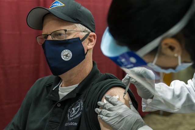 Coronavirus: Şeful Pentagonului s-a vaccinat printre primii împotriva COVID-19