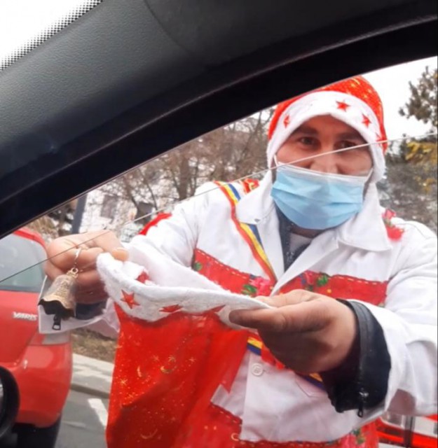 COLINDĂTORII au ÎNCEPUT să COLINDE prin INTERSECŢII