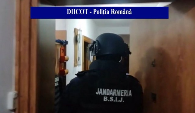 Percheziții la Constanța, la FALSIFICATORII de TITLURI de CREDIT. VIDEO