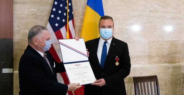 Prim-ministrul interimar NICOLAE CIUCĂ a fost decorat în gradul de OFIȚER
