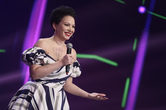 Ela Voineag, prima finalistă iUmor. Glume rușinoase despre femei singure