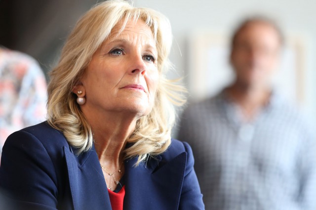 Hilary Clinton şi Michelle Obama condamnă un editorial care o vizează pe soţia lui Joe Biden