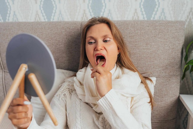 Limba crăpată poate fi cauzată de lipsa de zinc și vitamine B