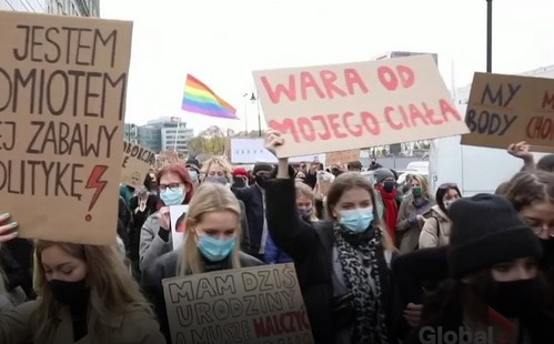 Mii de oameni au protestat la Varşovia împotriva interzicerii avortului şi împotriva restricţiilor anti-pandemie