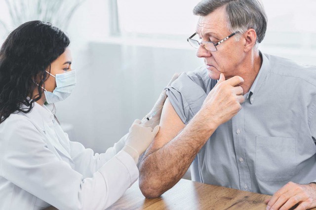Marea Britanie: Aproape 140.000 de persoane au primit prima doză de vaccin anti-COVID-19 în prima săptămână
