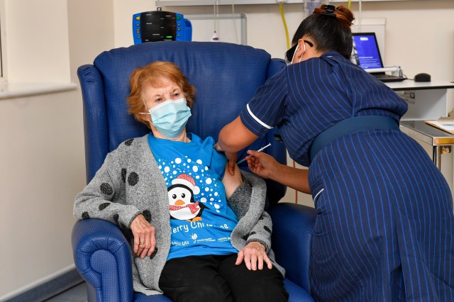 Coronavirus: O bunică de 90 de ani din Marea Britanie, prima persoană care primeşte vaccinul Pfizer în afara studiilor