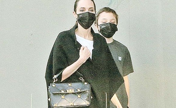 Angelina Jolie respectă regulile, Kate Moss sfidează pandemia! A ieșit în club și a uitat de distanțarea socială