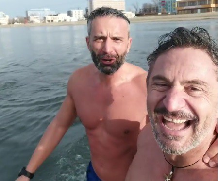 Gest EXTREM! Au făcut BAIE în MARE,