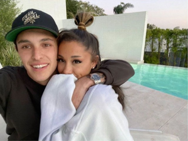 Ariana Grande şi-a anunţat logodna cu Dalton Gomez