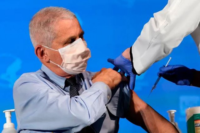Anthony Fauci: Vaccinarea anti-COVID-19 apără mai bine decât imunizarea naturală