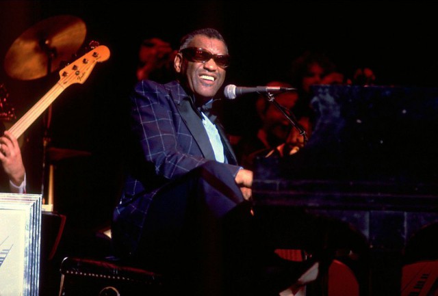 Ray Charles, o viaţă cu orgii, droguri şi 12 copii cu 10 femei
