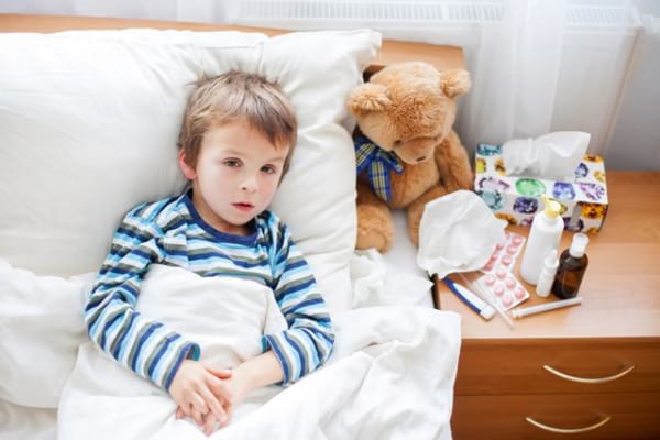Antibioticele, inutile pentru copiii cu răceli și dureri în gât