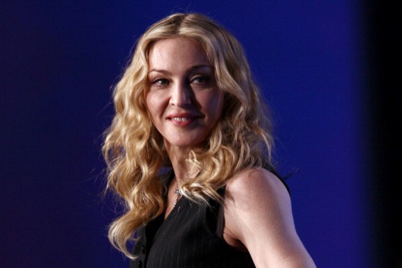 Madonna s-a pozat în lenjerie intimă, cu urme de ventuze pe picioare și o cicatrice adâncă!