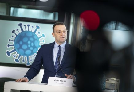Vaccinurile împotriva COVID-19 sunt eficace şi împotriva noii tulpini din Marea Britanie, asigură Germania
