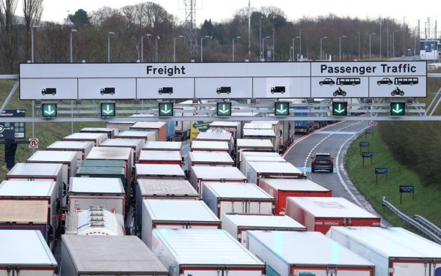 Marea Britanie: Un bărbat arestat la Dover, pe fondul unei dispute între şoferii de camioane ce aşteaptă să se întoarcă acasă