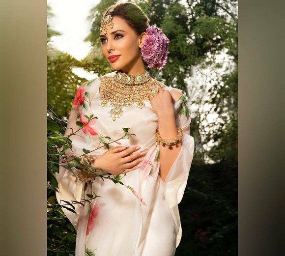 Iulia Vântur, model pentru bijuterii indiene