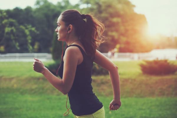 Ce beneficii îți aduce o sesiune de jogging la primele ore ale zilei