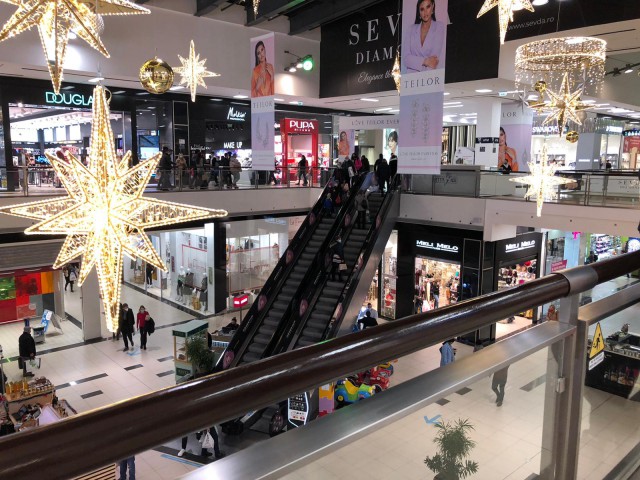 Au UITAT de RESTRICȚII și au DAT IAMA în MALL-uri! Video