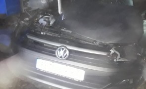 MIRACOL! Două femei s-au salvat dintr-o mașină care căzuse pe calea ferată
